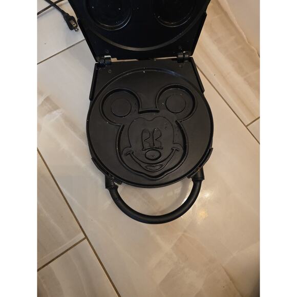 Disney Mickey's Single Waffler VillaWare Mickey Mouse Waffle Maker Model 5555-01 - Picture 8 of 16
